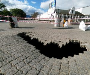 Verkeer herlei na reuse-sinkgat in Robertson ontstaan