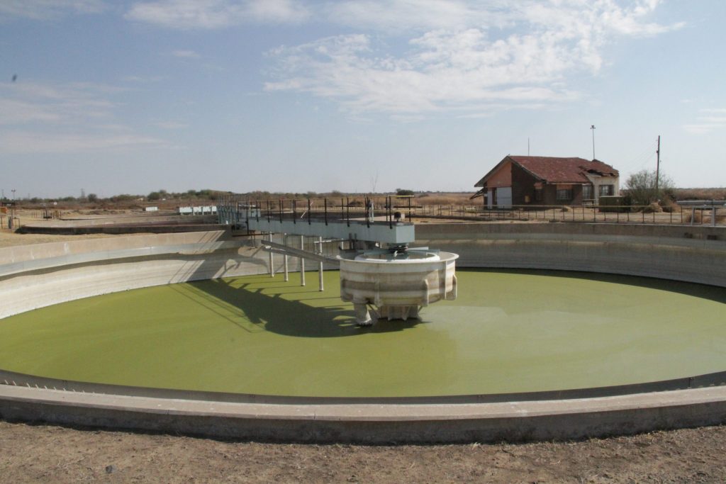 Nog ŉ dam by die wanfunksionele Homevale-aanleg staan in onbruik terwyl een van die geboue in die agtergrond se dak inmekaar vou.