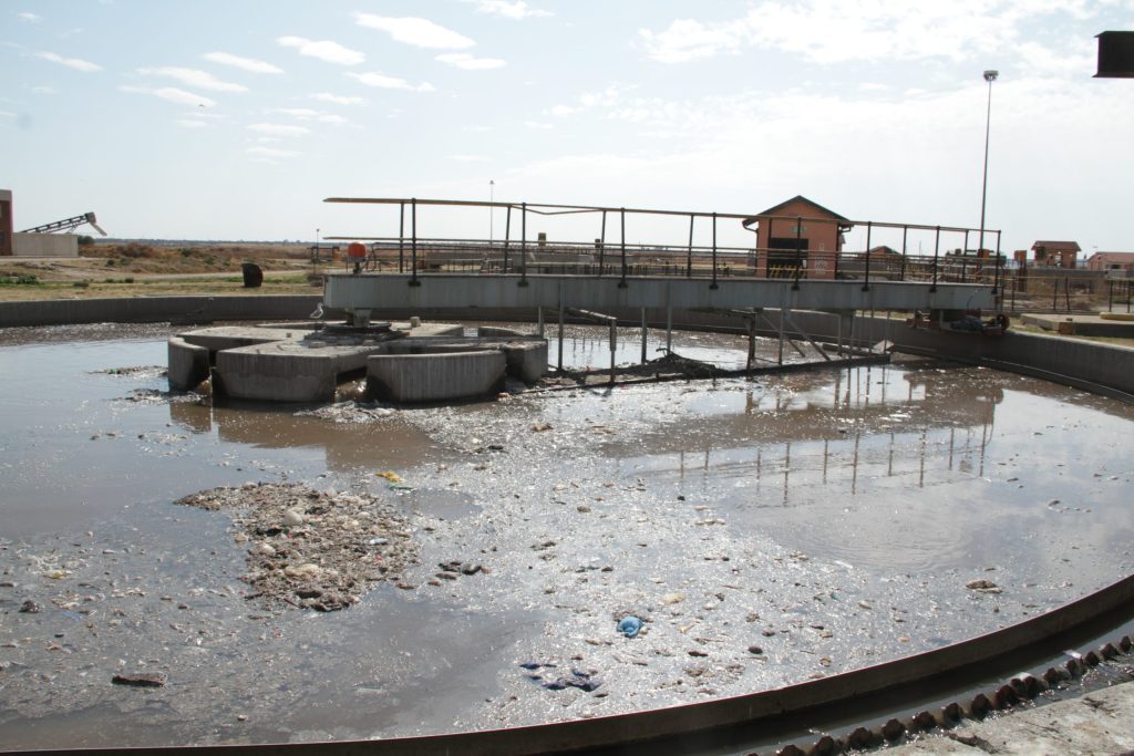 Die een besinkingsdam staan in onbruik by die wanfunksionele Homevale-watersuiweringsaanleg.