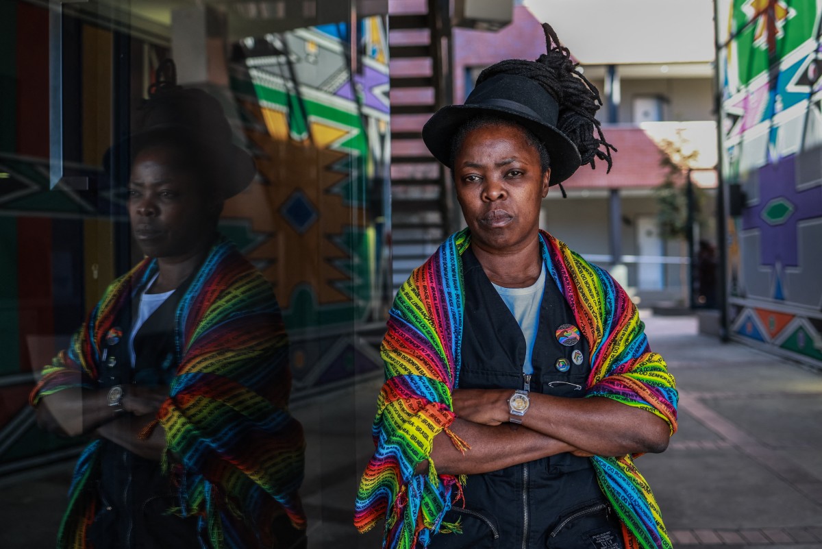 South African visual activist and photographer Zanele Muholi poses for a photograph at The Market Square in Johannesburg on August 21, 2025. Photography saved her from suicide and now internationally recognised South African visual artist Zanele Muholi, most known for her stark portraits of black LGBTQ+ communities, is using her success to empower others. Muholi's growing international renown sets a brisk pace: she has been working on a project about water in Panama and collaborating with a London non-profit for a show next month, while also opening a new exhibition in Portugal. (Photo by Phill Magakoe / AFP)