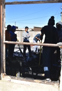 ‘Net die klere aan ons lywe’ – huisbrand vernietig gesinne se wonings