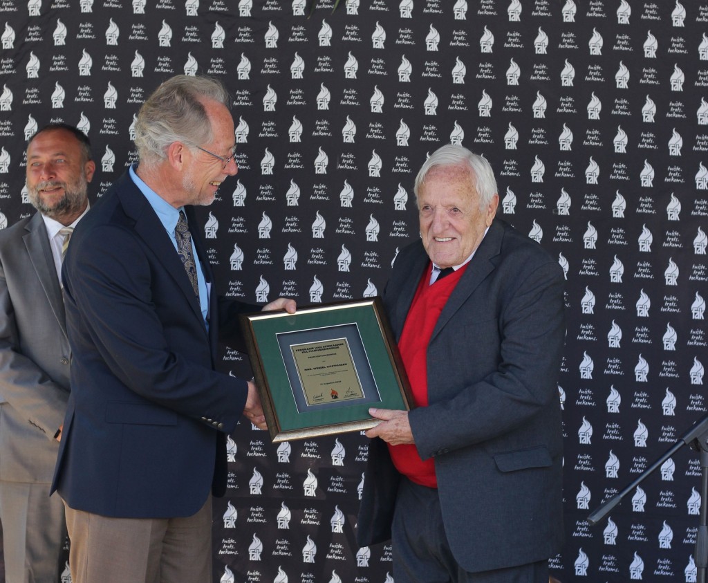 Wessel Oosthuizen ontvang FAK-toekenning by Voortrekkermonument.