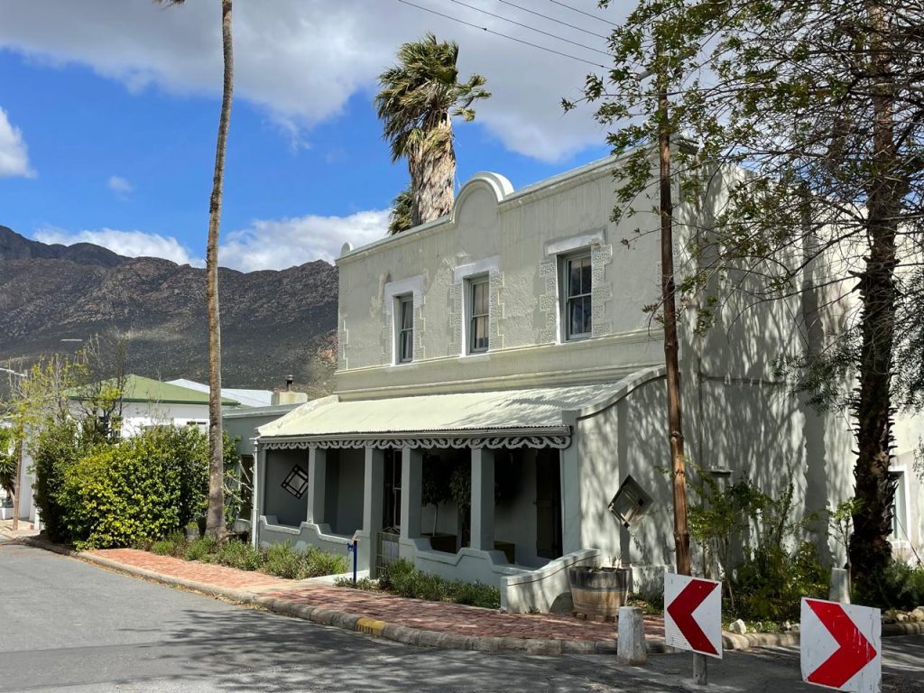 The picturesque village of Montagu has been crowned radio station Kfm's Dorpie of the Year for 2025, a testament to the extraordinary community spirit that defines this historic settlement nestled between the Langberg and Klein Karoo.