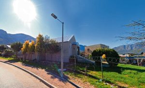 Twis oor verkoop van Franschhoek-kerk; Pastoor sê hy steel g’n geld