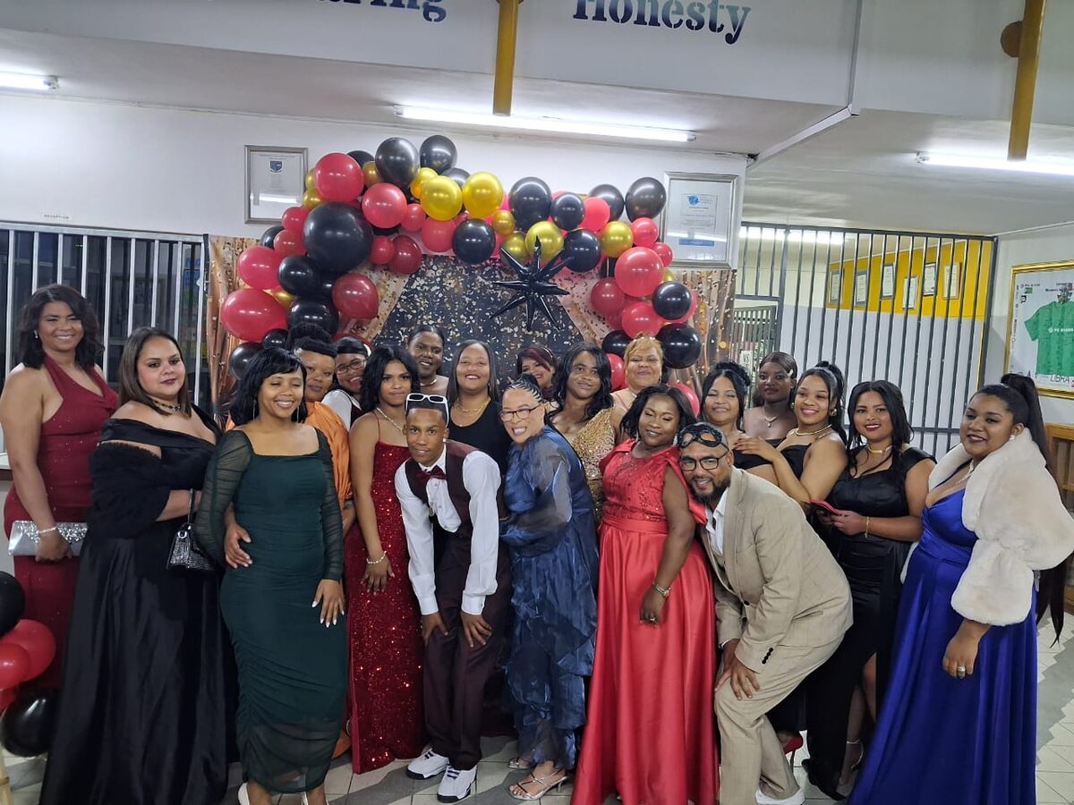 Matrikulante van die Unity Adult Community Learning Centre in Eersterivier het verlede week hul matriekafskeid gehou. Die leerders het in beste pakke en rokke uitgehang.