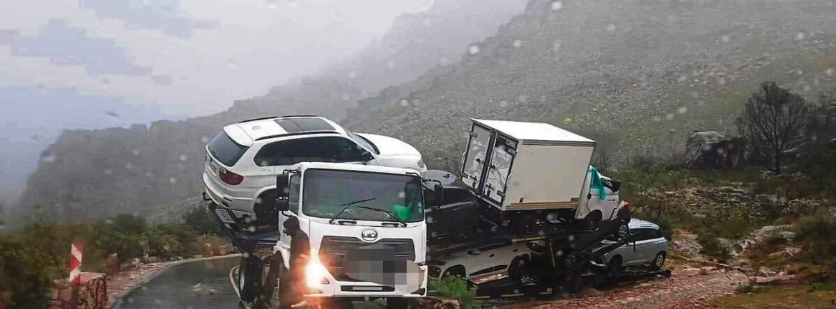 'n Trok het vandag (16 September) omgeval op Bainskloofpas. Foto: WC Live Traffic & Safety Reports/ Facebook