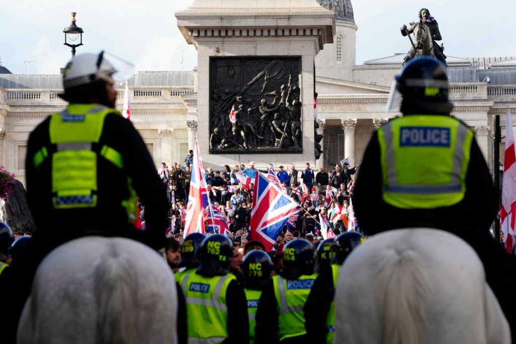 More than 100 000 people flooded central London on Saturday for a massive far-right demonstration led by activist Tommy Robinson, while thousands of counter-protesters gathered separately in what became the largest political mobilisation in the capital in recent months.