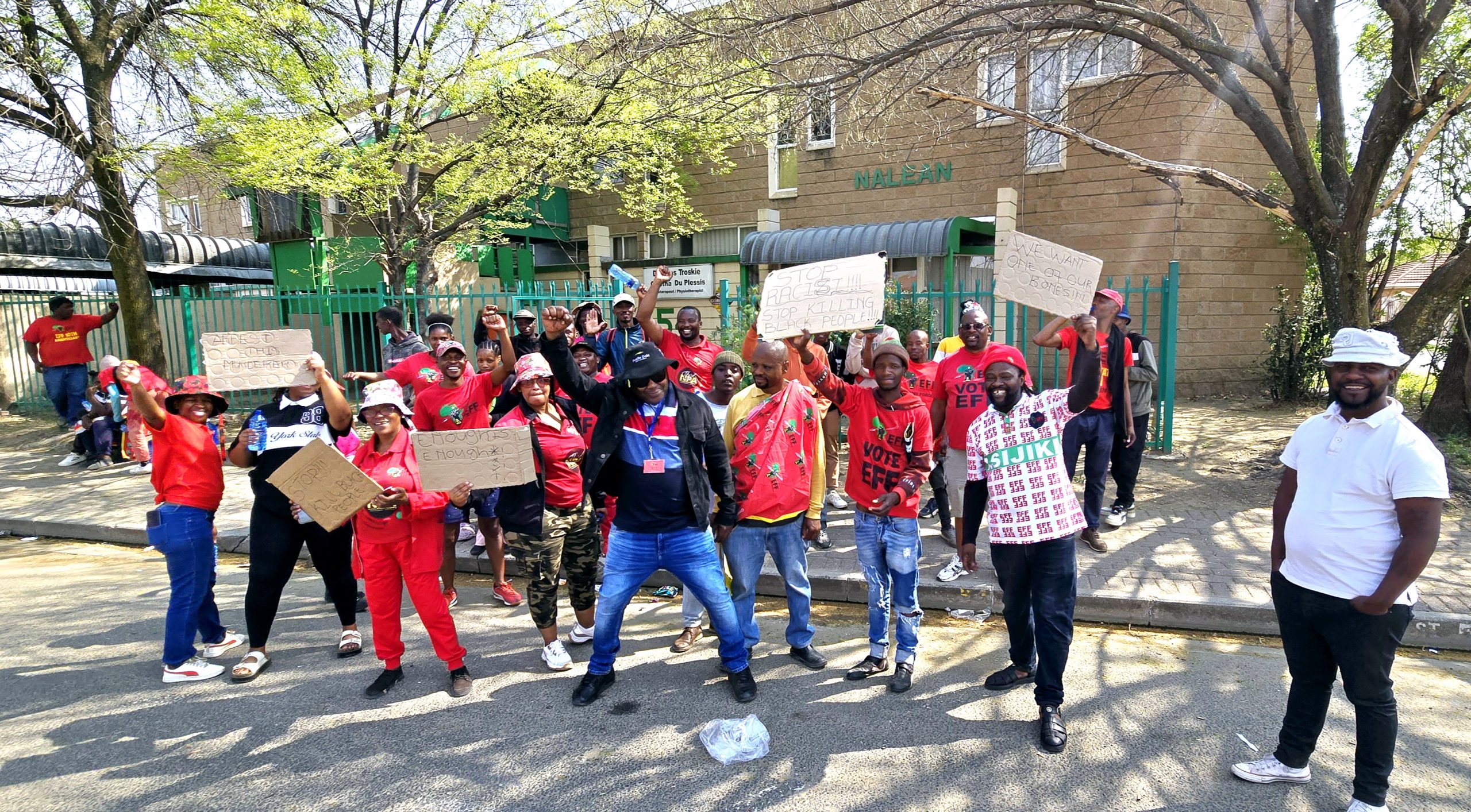 Die EFF het Maandag 1 September voor dr. Koos Troskie se praktyk in Kroonstad ‘n protesaksie begin. Dit spruit uit die voorval toe ‘n jongman se liggaam op 20 Augustus op Troskie se plaas opgegrawe is. Foto: Madli Grobbelaar