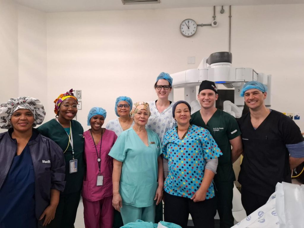  In ’n historiese eerste vir Suid-Afrika het ’n chirurg van die Wes-Kaapse Departement van Gesondheid en Welstand ’n skenkernier suksesvol verwyder met behulp van robotchirurgietegnologie by Tygerberg-hospitaal.