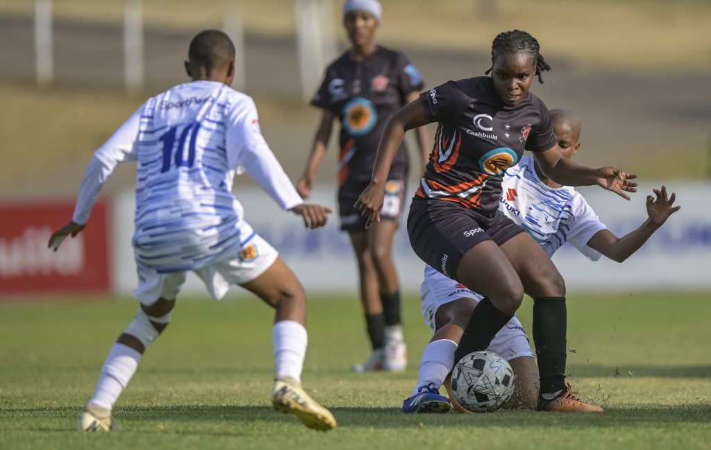 UJ's Faith Ramotsee and CPUT's Sinothando Lirula in action during the Orange Army's commanding 4-0 victory that secured their semi-final place. Photo: Christiaan Kotze/ASEM Engage