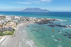 Hundreds paddle out to honour kite surfer Graham Howes at Bloubergstrand