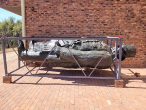 Steve sing en oom Paul kuier saam op kultuurmakietie by Voortrekkermonument