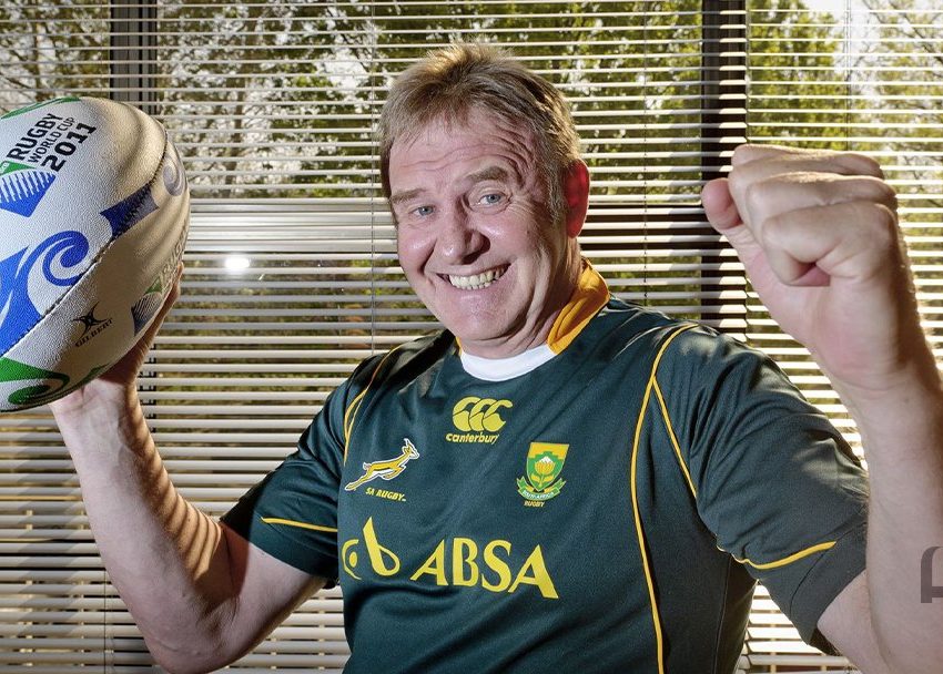 Presies drie dekades nadat “Hie’ kommie Bokke!” in 1995 tydens die Springbokke se historiese Rugbywêreldbeker-oorwinning oor die All Blacks op die destydse Ellispark in elke huis en motor opgeklink het, het die Federasie van Afrikaanse Kultuurvereniginge (FAK) ’n eretoekenning aan Leon Schuster oorhandig vir sy lewensbydrae tot Afrikaanse musiek, rolprente en radiowerk.