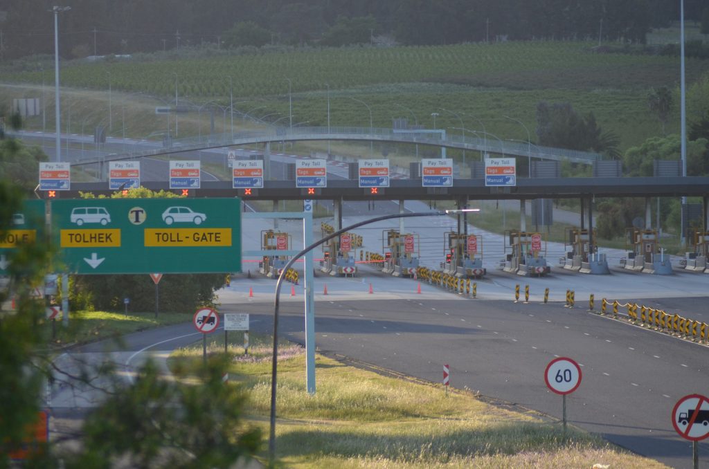Die Hugenote-tolhek is Saterdagoggend gesluit weens skade aan die tonnel. Foto: Rasaad Adams