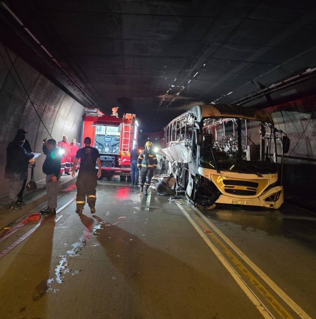 'n Bus het Vrydagaand omstreeks 23:00 in die Hugenote-tonnel aan die brand geslaan. Foto: Drakenstein-munisipaliteit