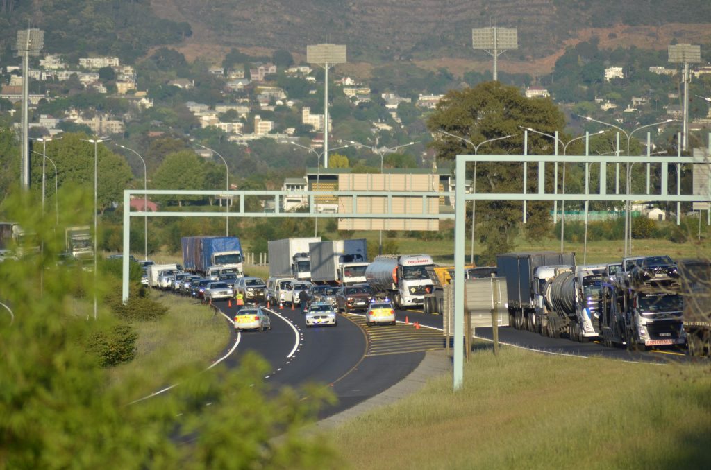Die verkeer word Saterdagoggend op die N1-snelweg in die Paarl herlei. Foto: Rasaad Adams