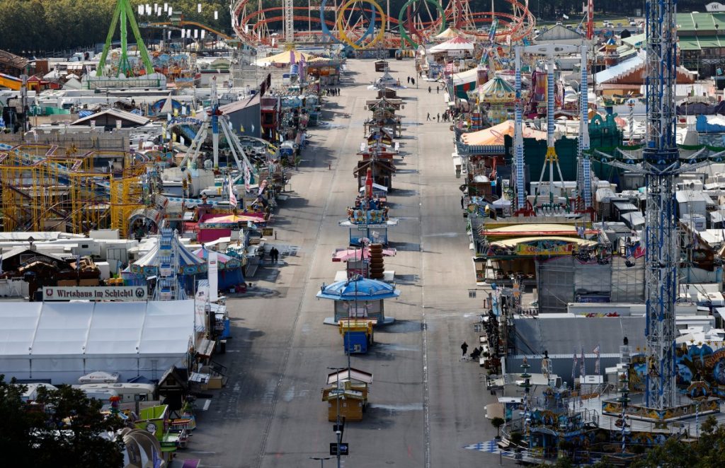 The empty Theresienwiese grounds of the Oktoberfest beer festival are pictured on October 1, 2025 in Munich, southern Germany, after the festival was closed over a bomb threat. Police swept the site of the annual beer festival in downtown Munich after earlier mobilising around a burning residential house in the city's north which they said had been the site of a deadly "family dispute". (Photo by Alexandra BEIER / AFP)