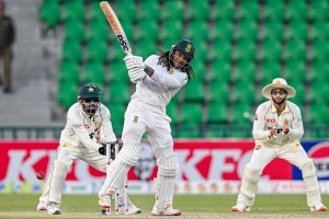 De Zorzi stands strong, Pakistan spins Proteas into trouble