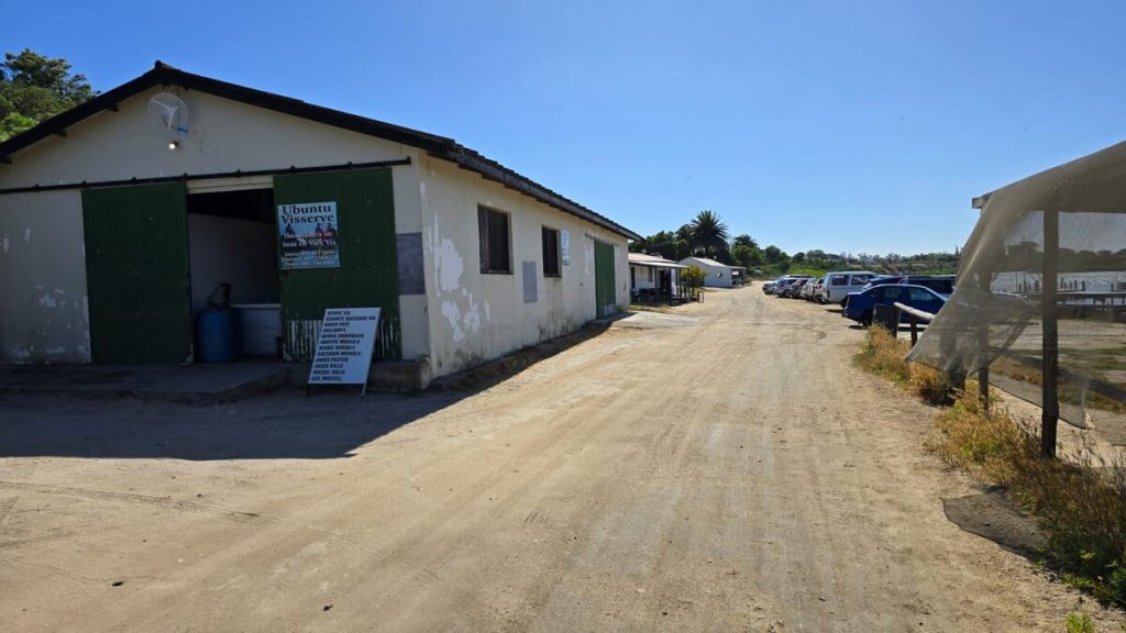 Die wêreldbekende Bokkomlaan in Velddrif, waar bokkoms by vissershuisies verwerk en verkoop word en 'n paar ikoniese restaurante en koffiewinkels deur die jare sake gedoen het.