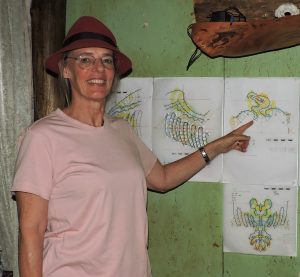 Aasvoël-geoglief sprei sy vlerke in die Kalahari-sand