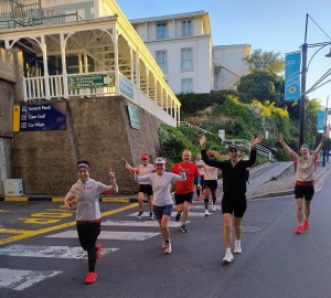 Hardlopers geniet lekker dag by die see nadat Kaapstad-marathon afgestel word