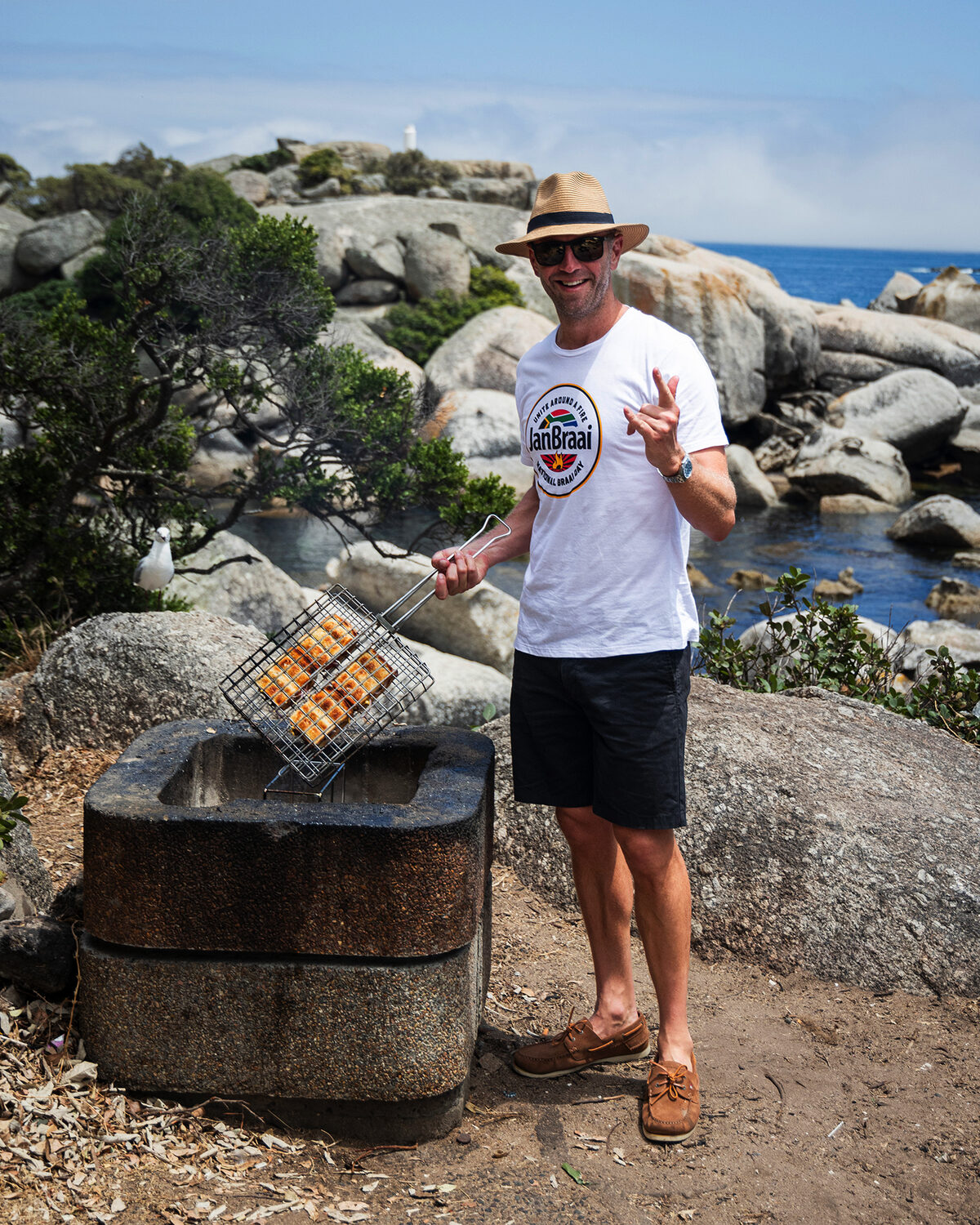 Jan Braai besig met een van sy gunsteling dinge om te maak, braaibroodjies.
