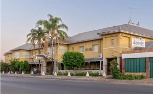 ‘Wetteloosheid, gevare’ by hotel langs nasionale toerismeroete ontsier dorp