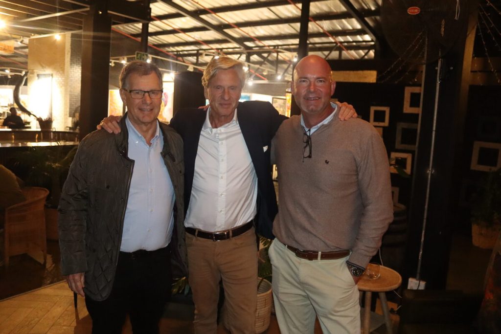 Die Stellenbosch-sakeforum se Kobie van Breda (ondervoorsitter, links) en Flip Liebenberg (voorsitter, regs) by Rob Hersov. Foto: Yaël Malgas