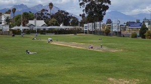 KYK | Jong krieketspelers val plat toe skote langsaan sportveld klap