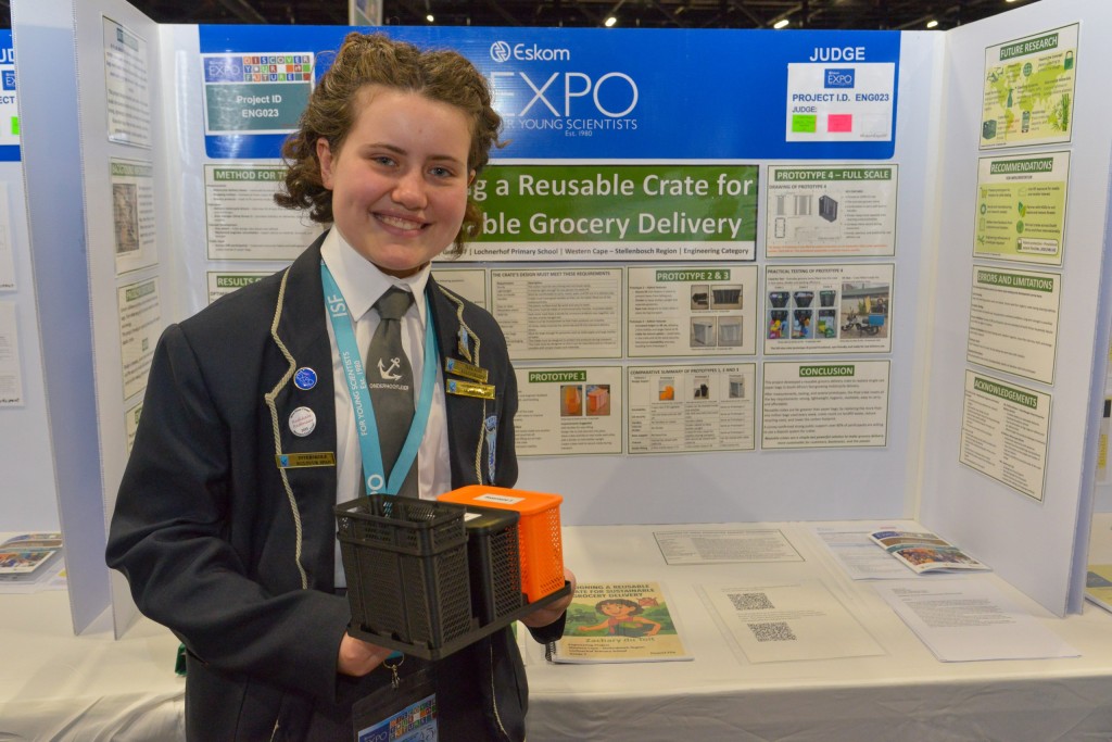 Zachary du Toit by haar projektafel met haar bekroonde omgewingsingenieurswese navorsing.