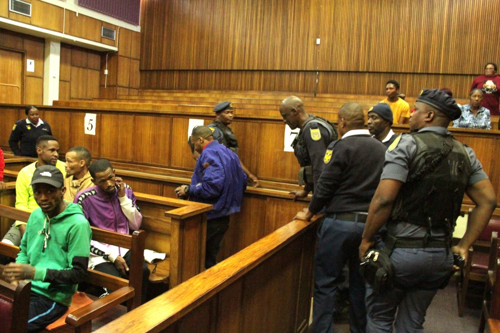 George Peters oftewel Barney word deur polisielede uit die hofsaal vergesel nadat die hof gelas het hy kan nie sy en 15 ander se verhoor verder bywoon nie weens sy ontwrigtende en onordelike gedrag.  Foto: Charné Kemp