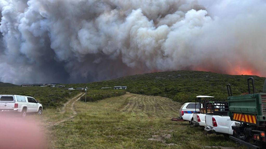 Die Overstrand-munisipaliteit het Saterdag 'n persverklaring uitgereik oor die stand van die brande in Gansbaai. Gaste en inwoners van Grootbos-natuurreservaat is omstreeks 21:00 Saterdagaand in kennis gestel hulle moet ontruim en die situasie word volgens die Overstrand-munisipaliteit se munisipale bestuurder gemonitor.