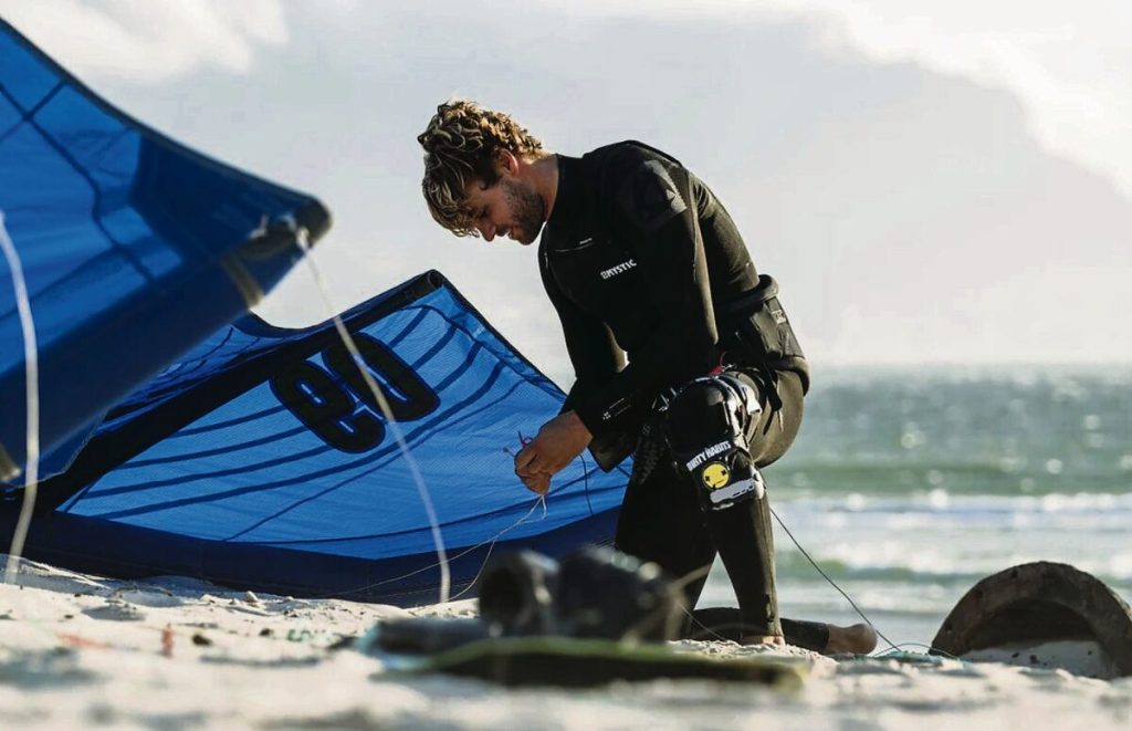 According to findings released four weeks after the tragic death of Cape Town kitesurfer Graham Howes (37), he was killed instantly when struck by a whale while kitesurfing off Eden on the Bay on 7 September.