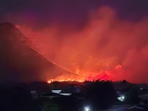 Vlamme woed steeds hoog in Overstrand-brand naby Gansbaai