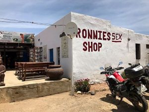 Ronnie se ‘sex shop’ én plaas in die mark