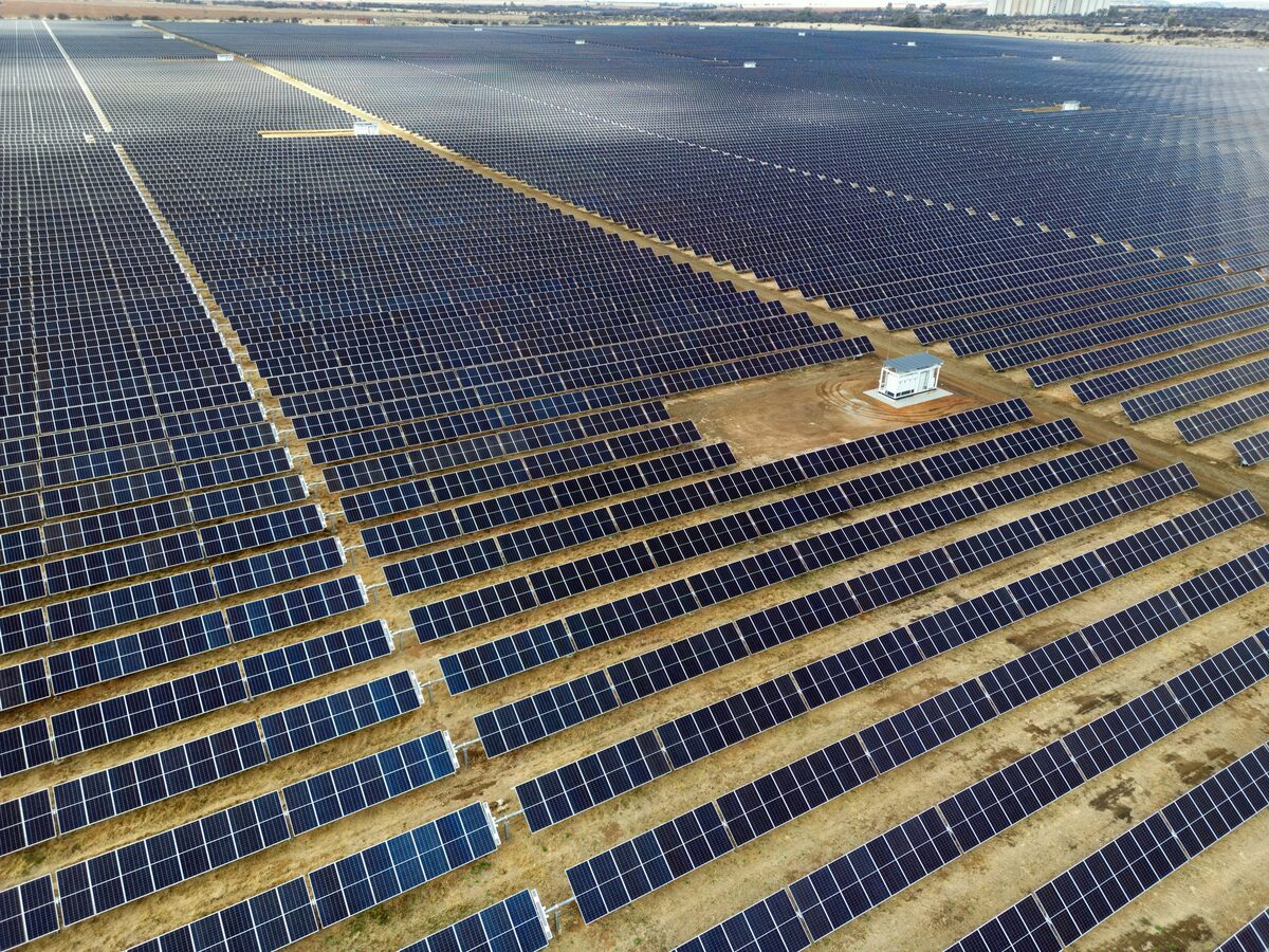 Springbok Solar's annual generation is 430 GWh, enough to power 150 000 homes, with the 326 144 solar panels on an area of 350 hectares, equivalent to 490 soccer fields. Photo: Sola