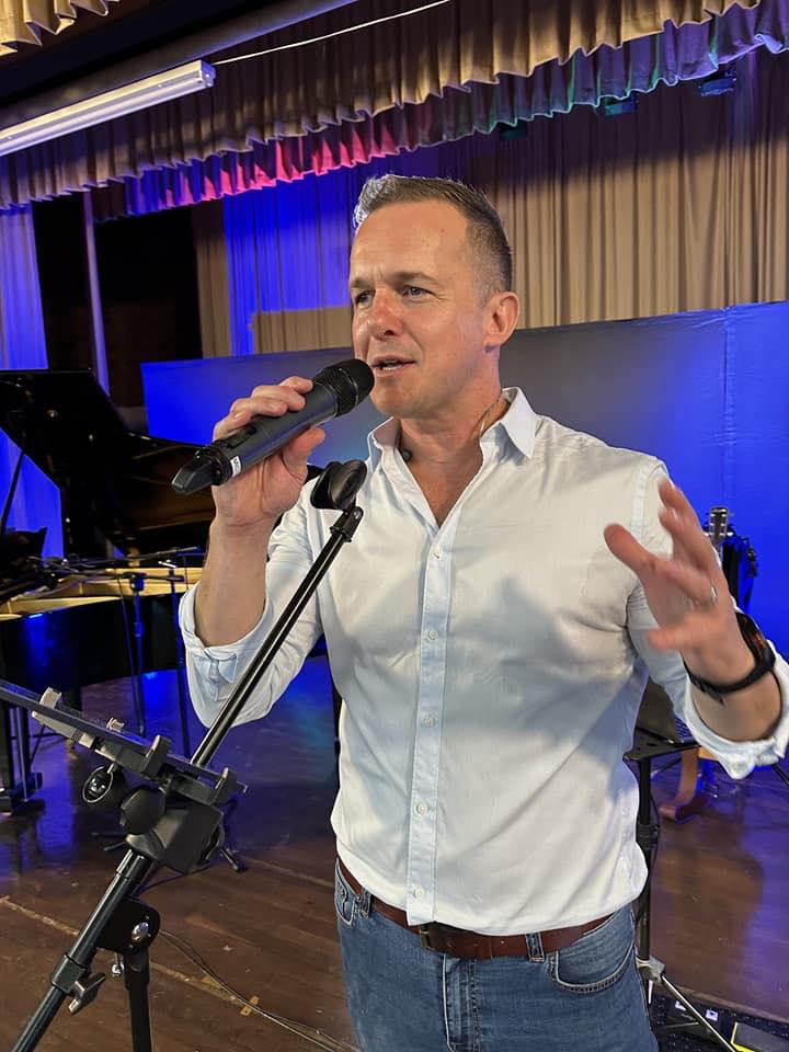 Heinz Winckler delivering a sermon as pastor