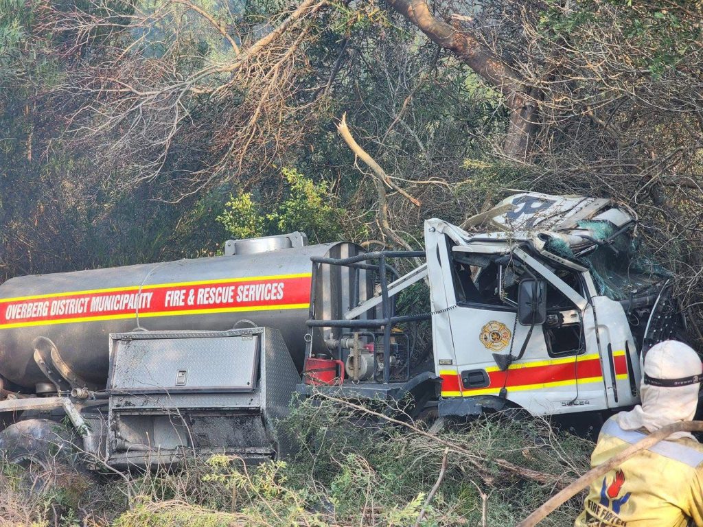 Die verwoestende veldbrand wat Vrydag in die Bredasdorp-area begin het, is steeds nie ten volle onder beheer gebring nie. Die situasie het vanmiddag verder vererger toe een van die Overberg-distriksmunisipaliteit se groot brandweerwaens in ’n ernstige ongeluk betrokke was.