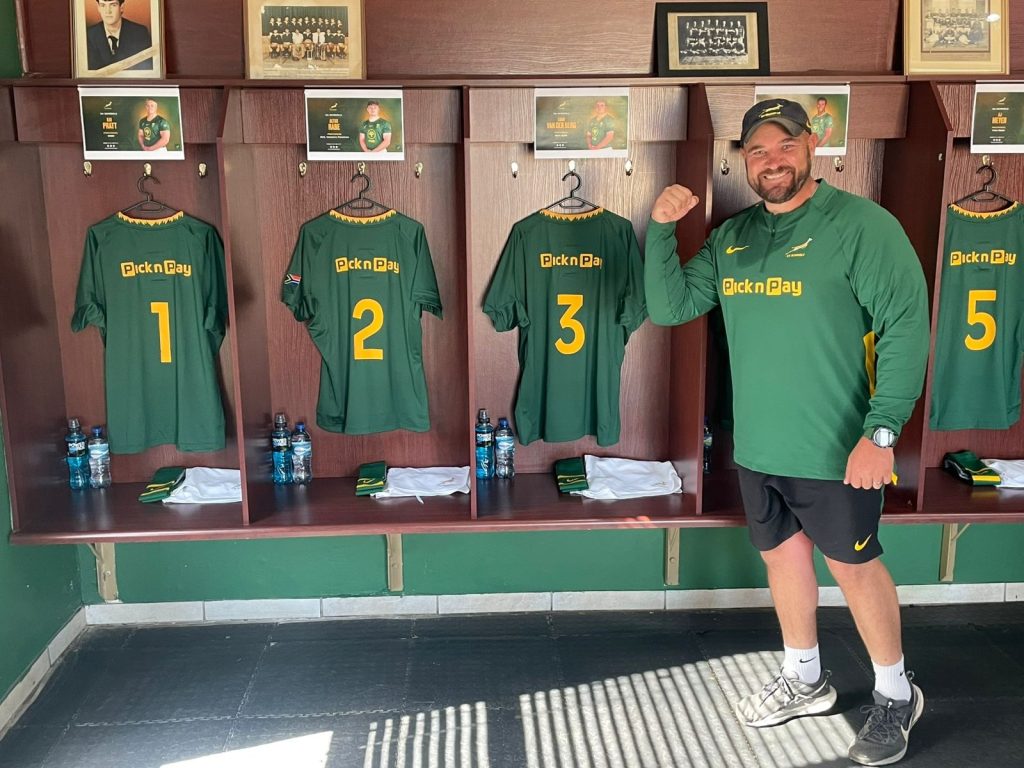 "As jy te vinnig te groot gaan, en jy is nog nie reg nie, dan is jou val soveel verder. Ek het in 2013, vir 'n pos by SA skole aansoek gedoen. Gelukkig het ek dit nie gekry nie, want ek was beslis nog nie reg nie. Die liewe Vader het my geseën met die mense wat Hy oor my pad gestuur het. Gert van der Westhuizen het my 'n geleentheid as die o.16A Cravenweek se voorspeler afrigter. Nadat ek Waterkloof toe gekom het, het ek die geleentheid gekry om by Tukkies se Young Guns en Varsity beker spanne met die die skrums te help. Dit is nie ek wat spesiaal of oulik is nie, dit is net genade," verduidelik hy. 