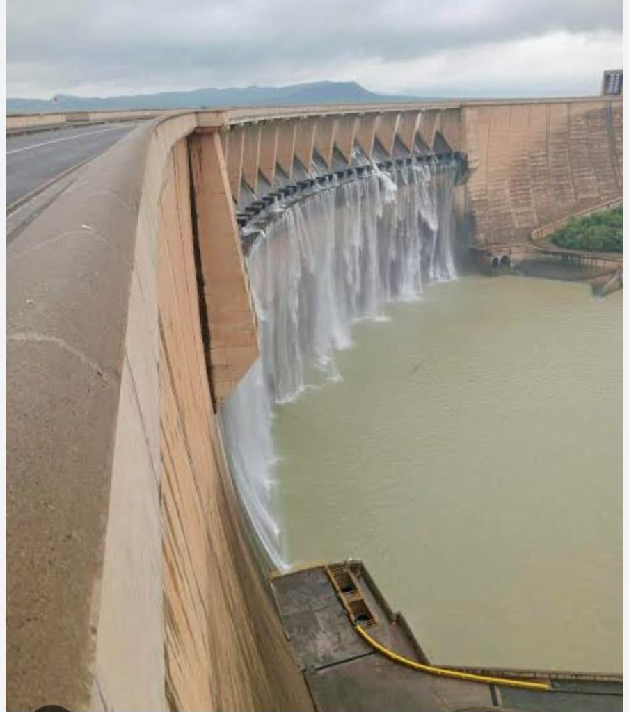This massive body of water covers more than 370 square kilometres when full.