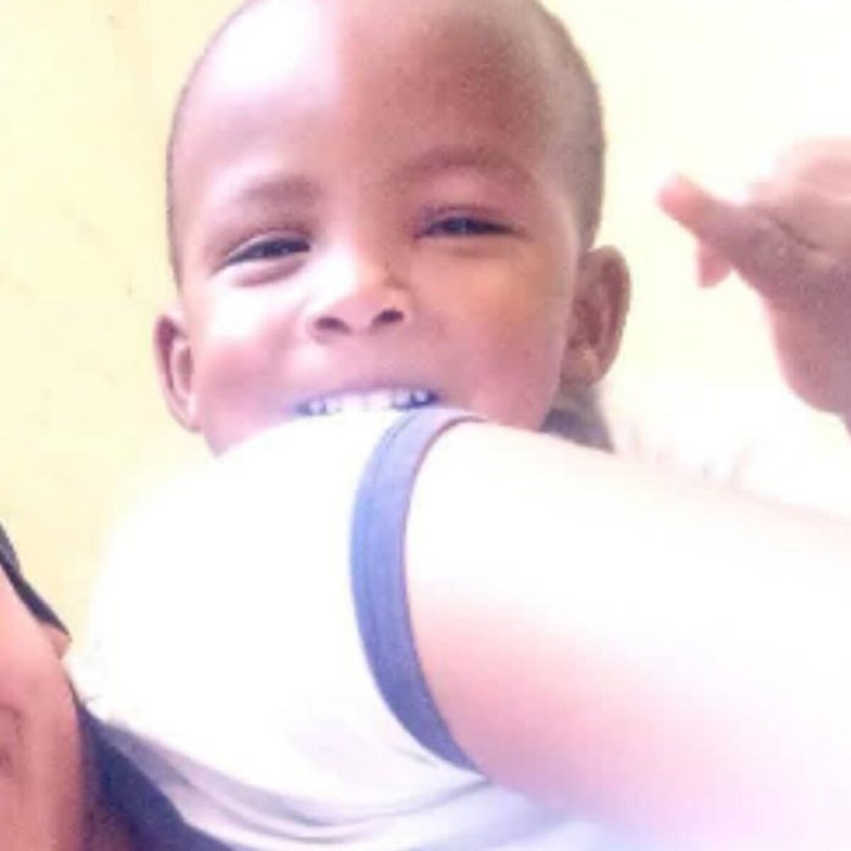 Saron rou na brand-dood van twee kleuters