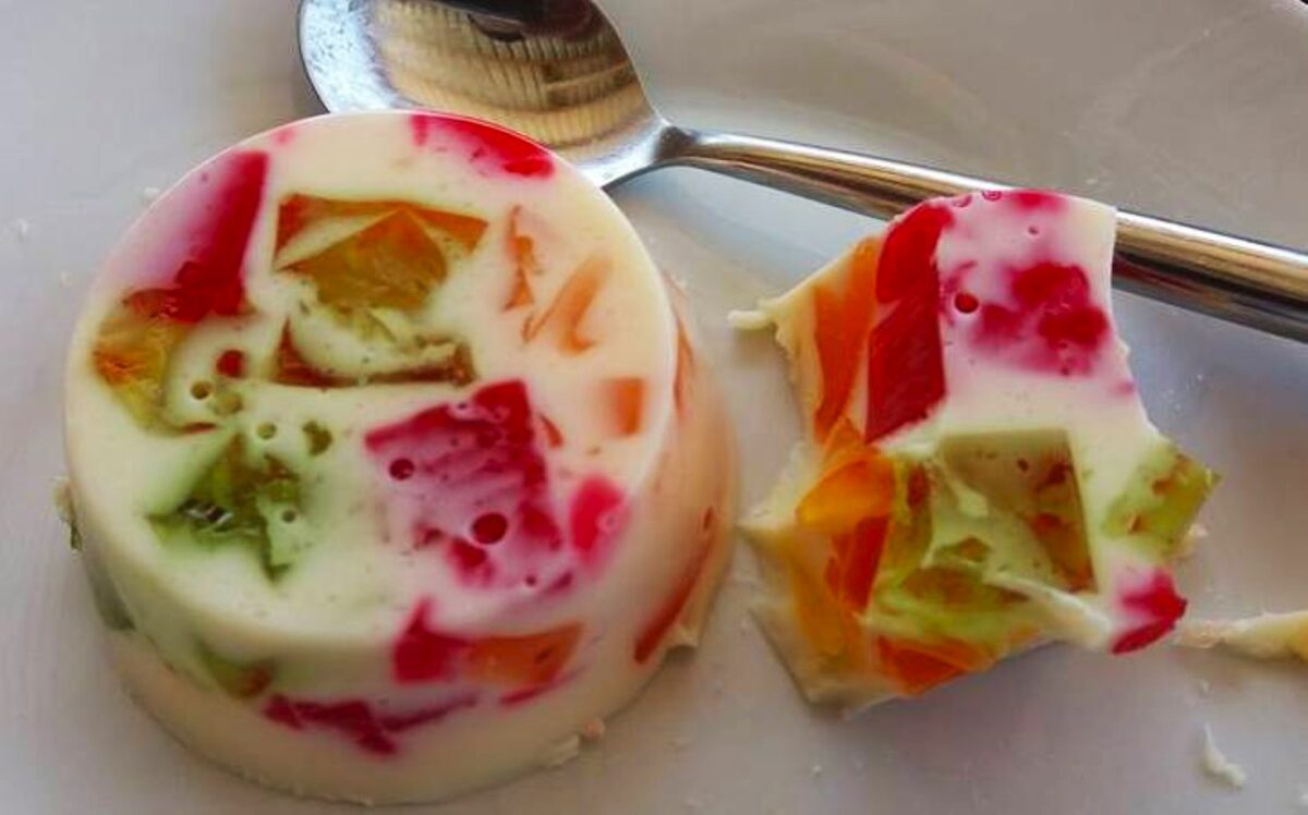 Vyf heerlike vrugtegeure in een jellie nagereg. Perfek vir enige geleentheid wat 'n bietjie ekstra kleur en smaak benodig vandag.