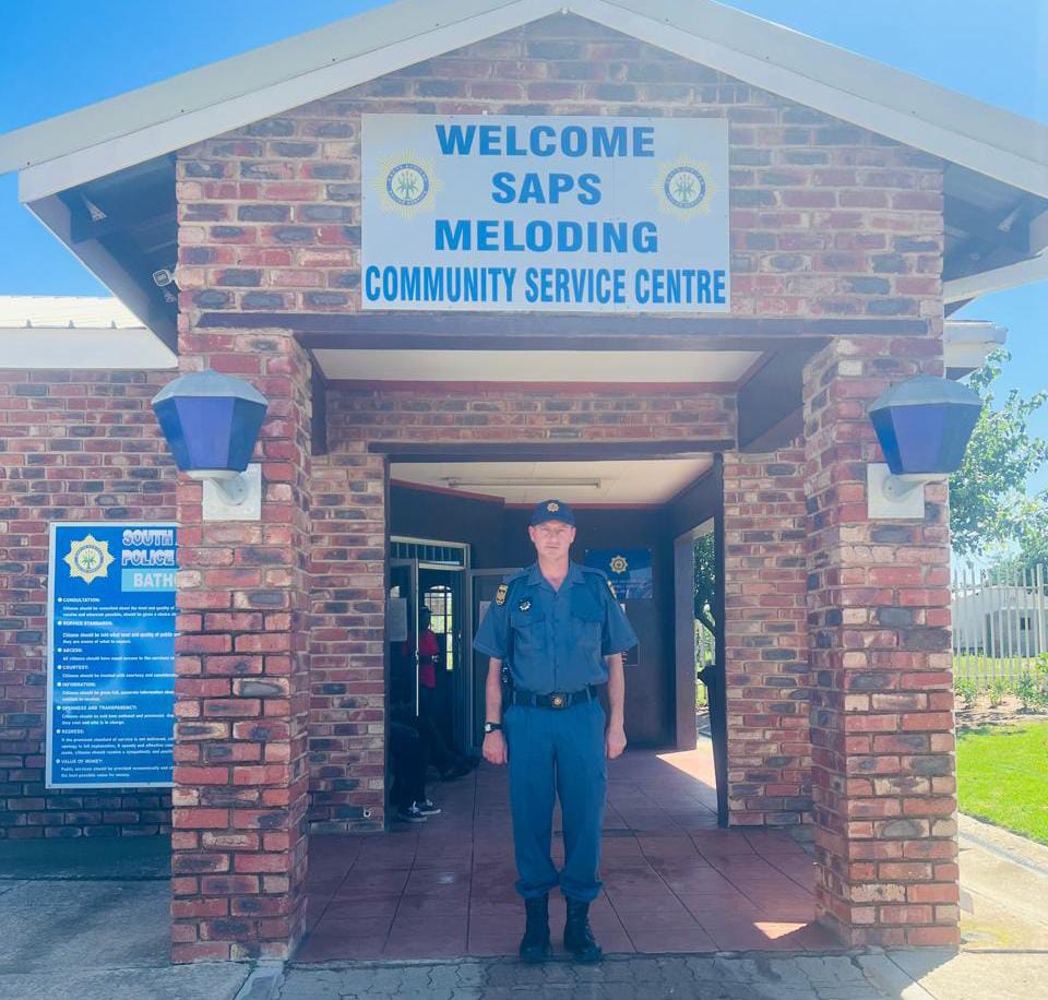 In a selfless act, two Meloding police officials rescue man