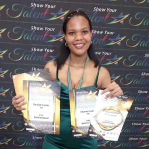 Jong ma van Strand sing pad oop na Amerikaanse droom