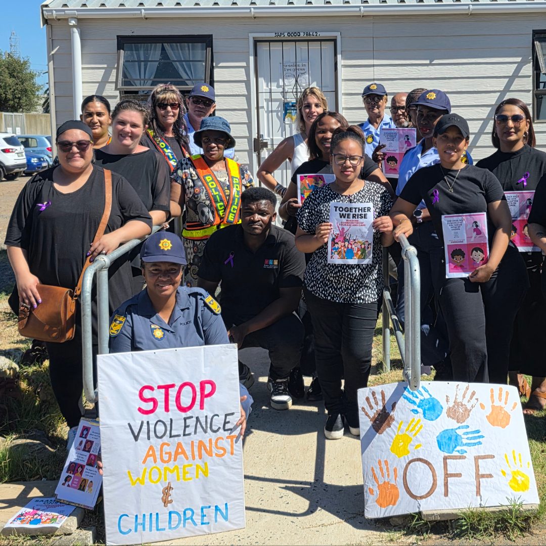 ACVV-werkers en Strand-polisie tydens optog voor slagofferondersteuningskamer waar GBG-slagoffers hulp kry.