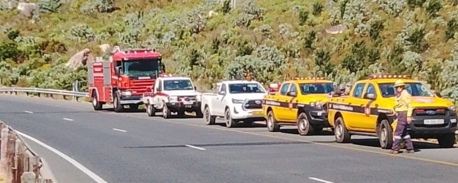 Firefighting vehicles stationed on the N1 as crews battle a fire that ignited on Du Toitskloof Pass. PHOTO: Henry Robbertse/CWDM