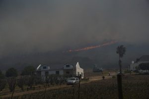 Smoke blankets Bredasdorp as Heuningberg mountain burns