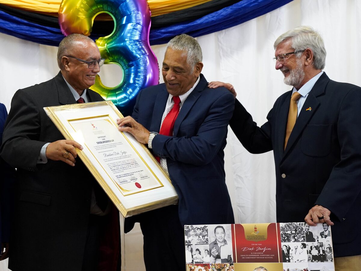 Eerste ereburger in Bredasdorp gekroon