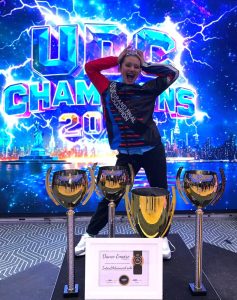 Strand se Mieke dans al die pad tot in New York