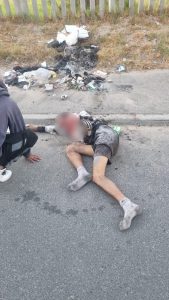 Man gesteek en langs pad aan die brand gesteek